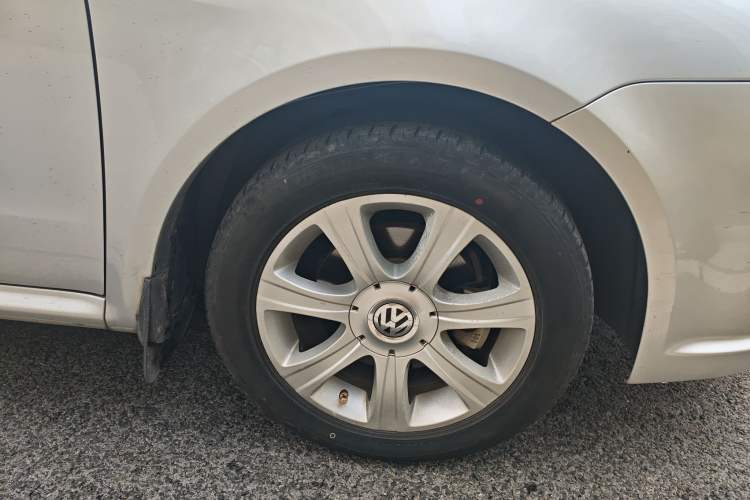 Used Volkswagen Lavida 2011 1.6L Manual - Premium Edition Right Front Wheel Hub