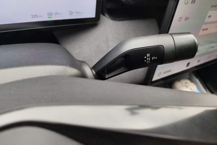 Used Lynk & Co 08 EM-P 2023 120km Long-Range Pro Gear Lever