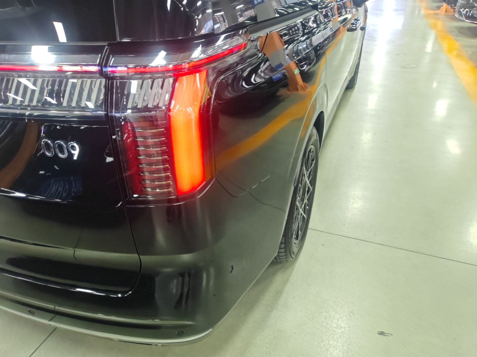 Zeekr 009 2024 7-Seater Walk-Through Version Four-Wheel Drive 108 kWh — снимка 9
