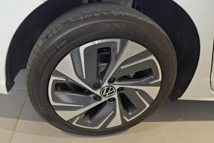 Used Volkswagen Bora 2025 300TSI DSG Prestige Edition Right Rear Wheel Hub