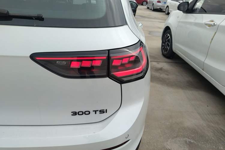 Used Volkswagen Golf 2025 300TSI R-Line
