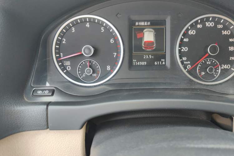 Used Volkswagen Tiguan 2015 1.8TSI Automatic Two-Wheel Drive Luxury Model Odometer Close Up