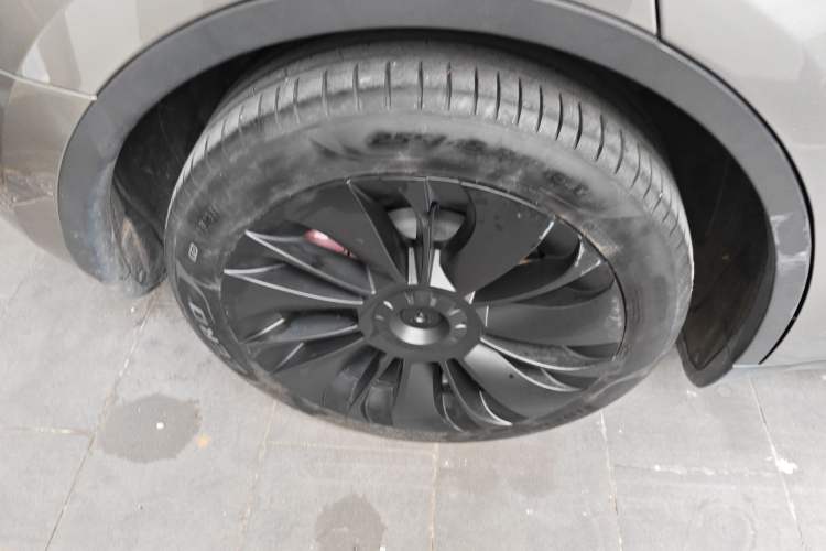 Used Tesla Model Y 2021 Standard Range Rear-Wheel Drive Version Right Rear Wheel Hub
