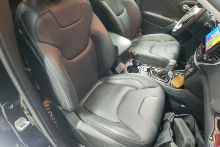 Used Jeep Cherokee 2020 2.0T Four-Wheel Drive Elite Edition Right Front Seat