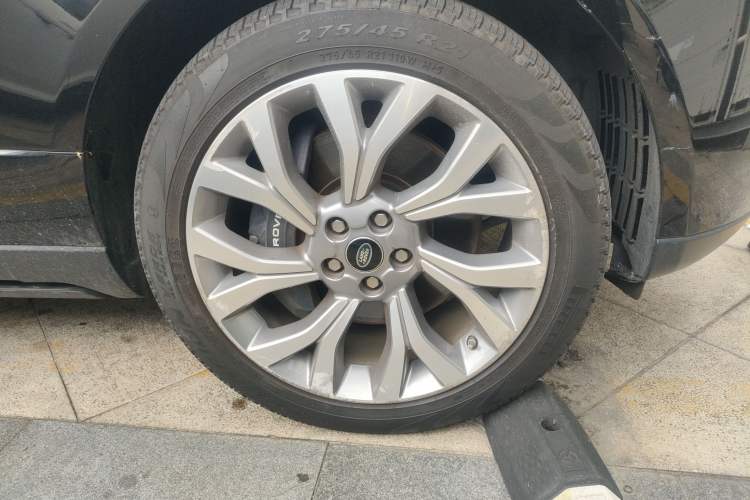 Used Land Rover Range 2021 3.0 L6 Century Extended Classic Edition Right Front Wheel Hub