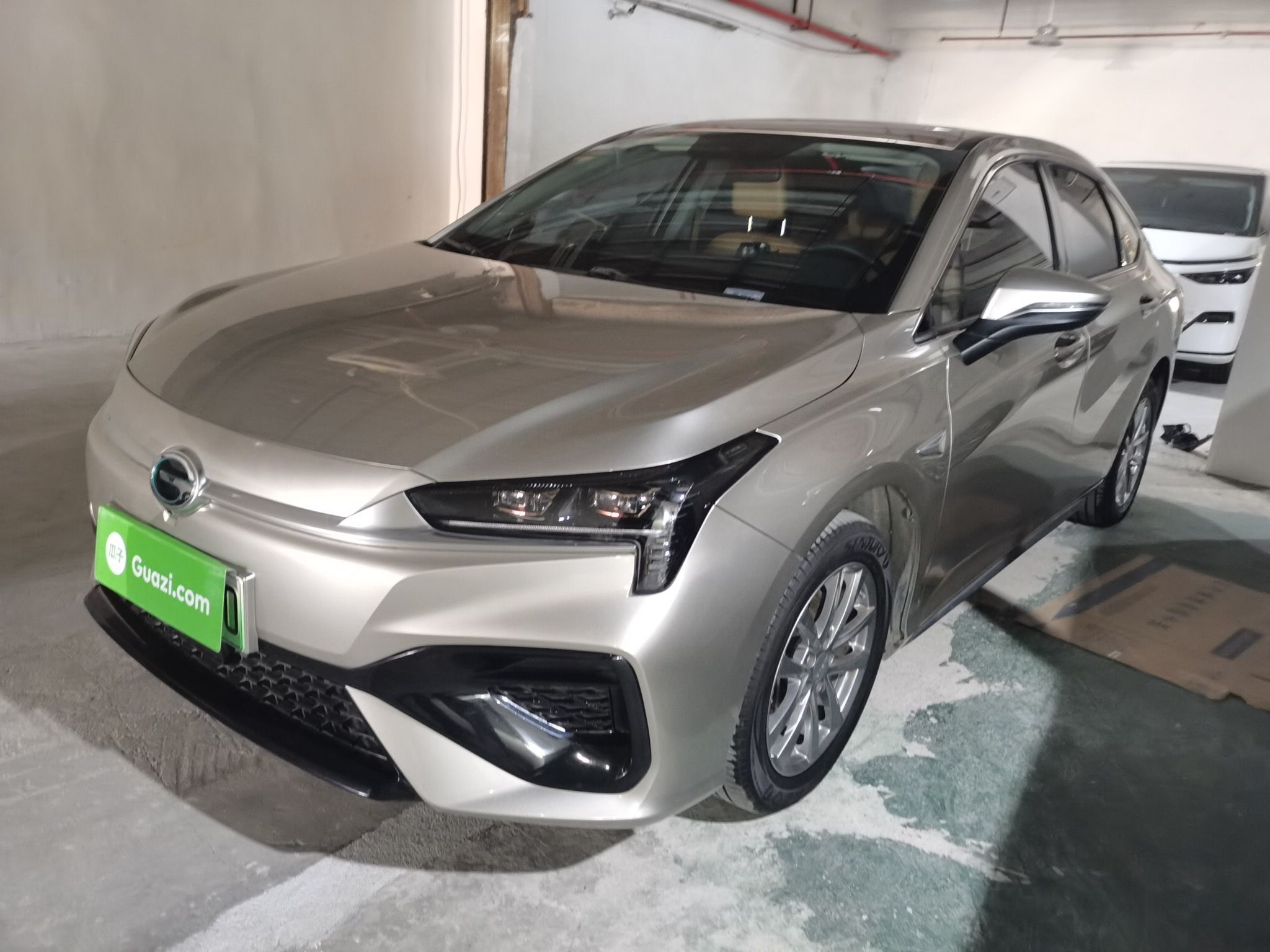 تحت مقدمة السيارة