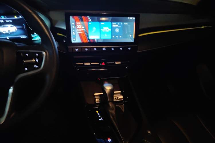 Used Roewe i5 2020 1.5L Automatic 4G Connect Luxury Flagship Edition Audio And AC Panel