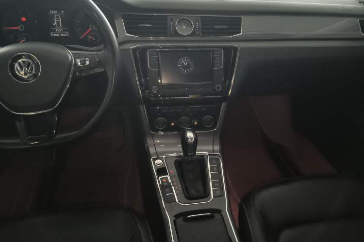 Used Volkswagen Passat 2017 330TSI DSG Luxury Edition Audio And AC Panel