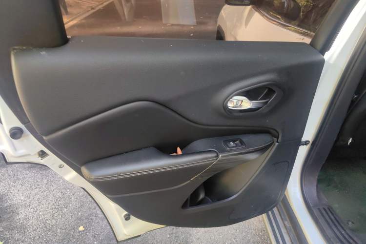 Used Jeep Cherokee 2017 2.0L Superior Edition