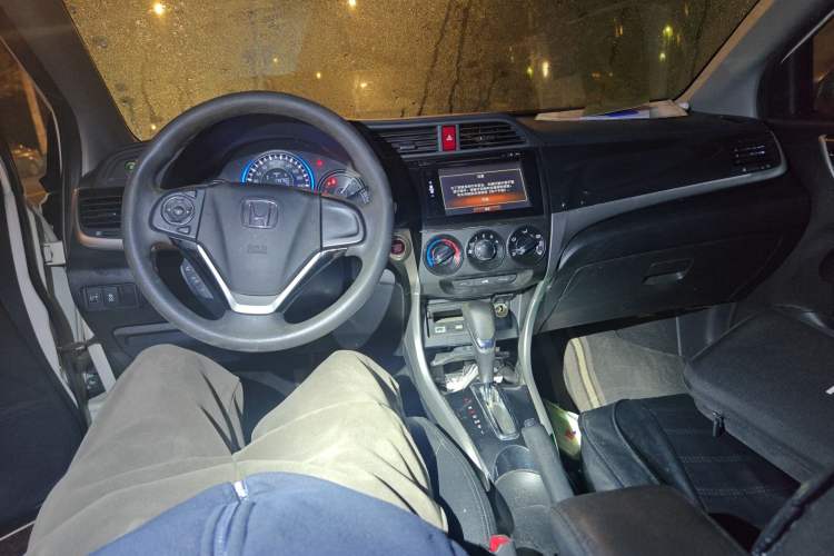 Used Honda Crider 2015 1.8L automatic luxury edition Center Console