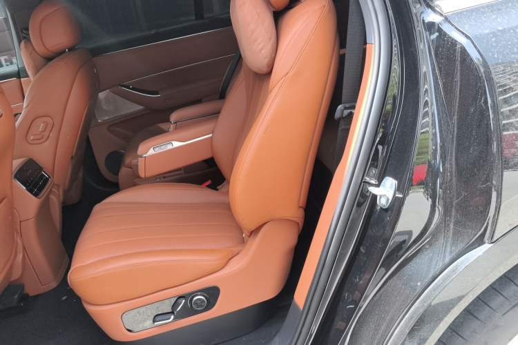 Used Hima AITO M8 2025 Model Pure Electric Max+ Six-Seat Four-Wheel-Drive Version
