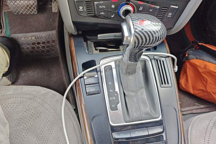 Used Audi A4L 2013 35 TFSI Automatic Comfort Model Gear Lever