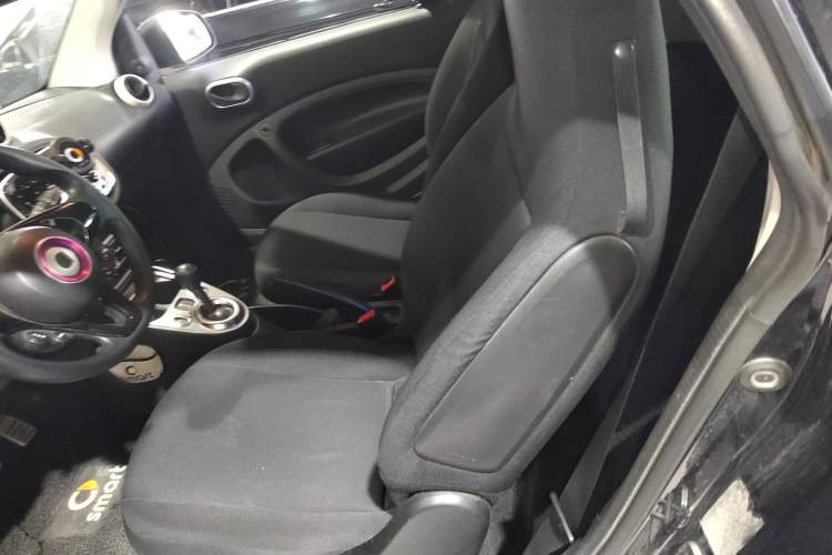 Used smart fortwo 2015 1.0L 52 kW hardtop Dynamic version