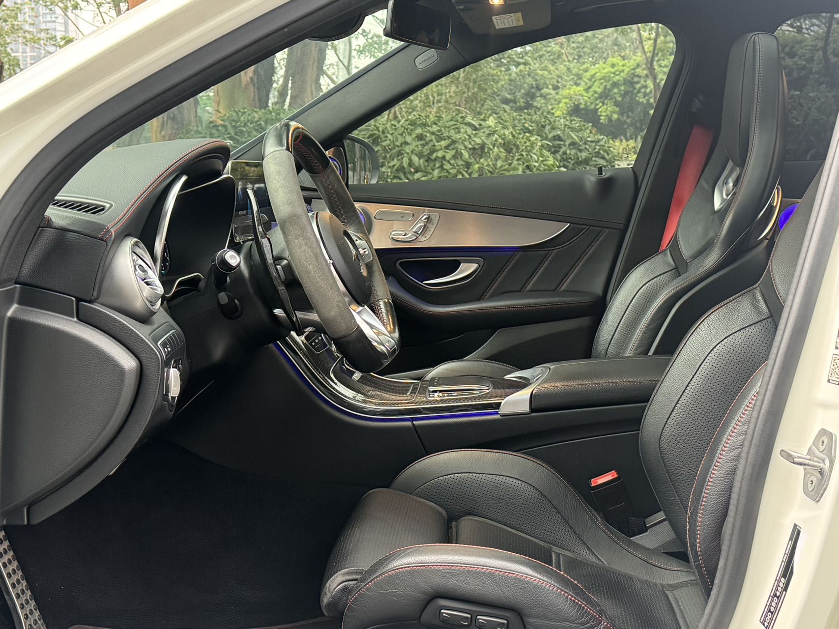 المقاعد الأمامية داخل السيارة