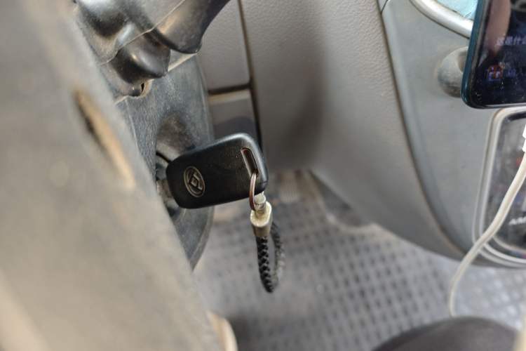 Used SAIC MAXUS Xintu V80 2021 2.0T AMT Classic City Distribution King Long Wheelbase Mid-Roof 3-Seater