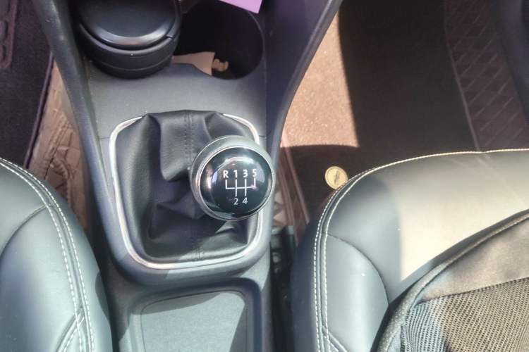Used Volkswagen Polo 2014 1.4L Manual Comfort Edition Gear Lever