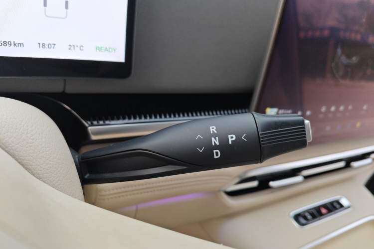 Used VOYAH Dream 2025 PHEV Four-Wheel-Drive Flagship Kunpeng Edition Gear Lever