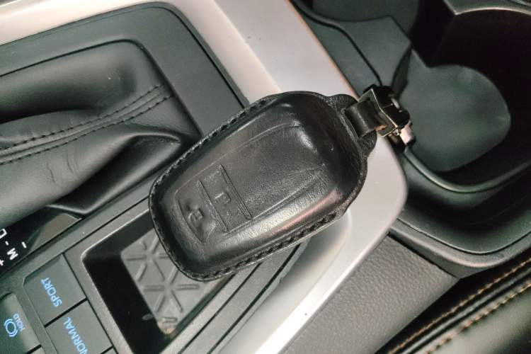 Used Toyota RAV4 2021 2.0L CVT Two-Wheel Drive Fashion Edition Vehicle Key