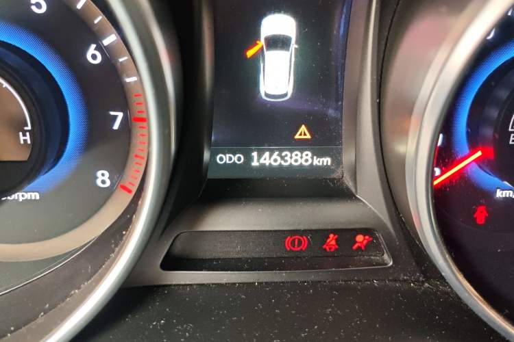 Used Hyundai Santa Fe 2013 2.4L Automatic 4x4 Smart Version Odometer Close Up