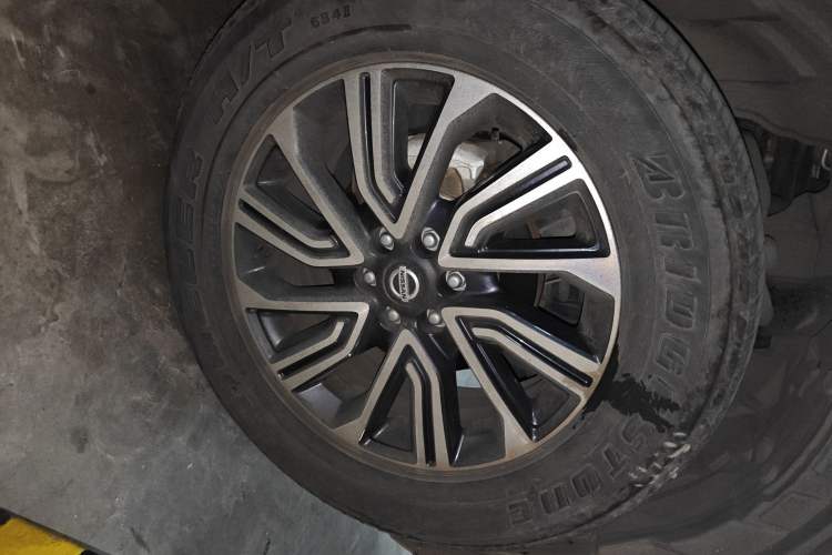 Used Nissan Terra 2018 2.5L Automatic 4x4 Luxury Edition Right Front Wheel Hub