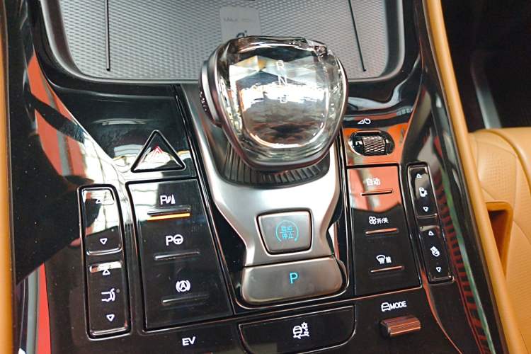 Used Denza D9 2024 DM-i 980 Four-Wheel Drive Prestige Model
