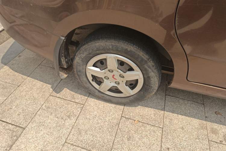 Used Wuling Hongguang 2015 1.5L S Basic Version China V Standard Right Rear Wheel Hub