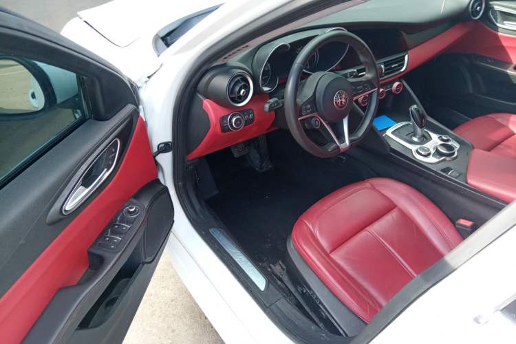 Used Alfa Romeo Giulia 2017 2.0T 200HP Luxury Edition
