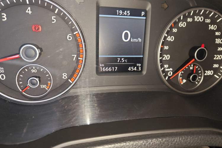 Used Volkswagen Passat 2013 1.8TSI DSG Ultimate Edition Odometer Close Up