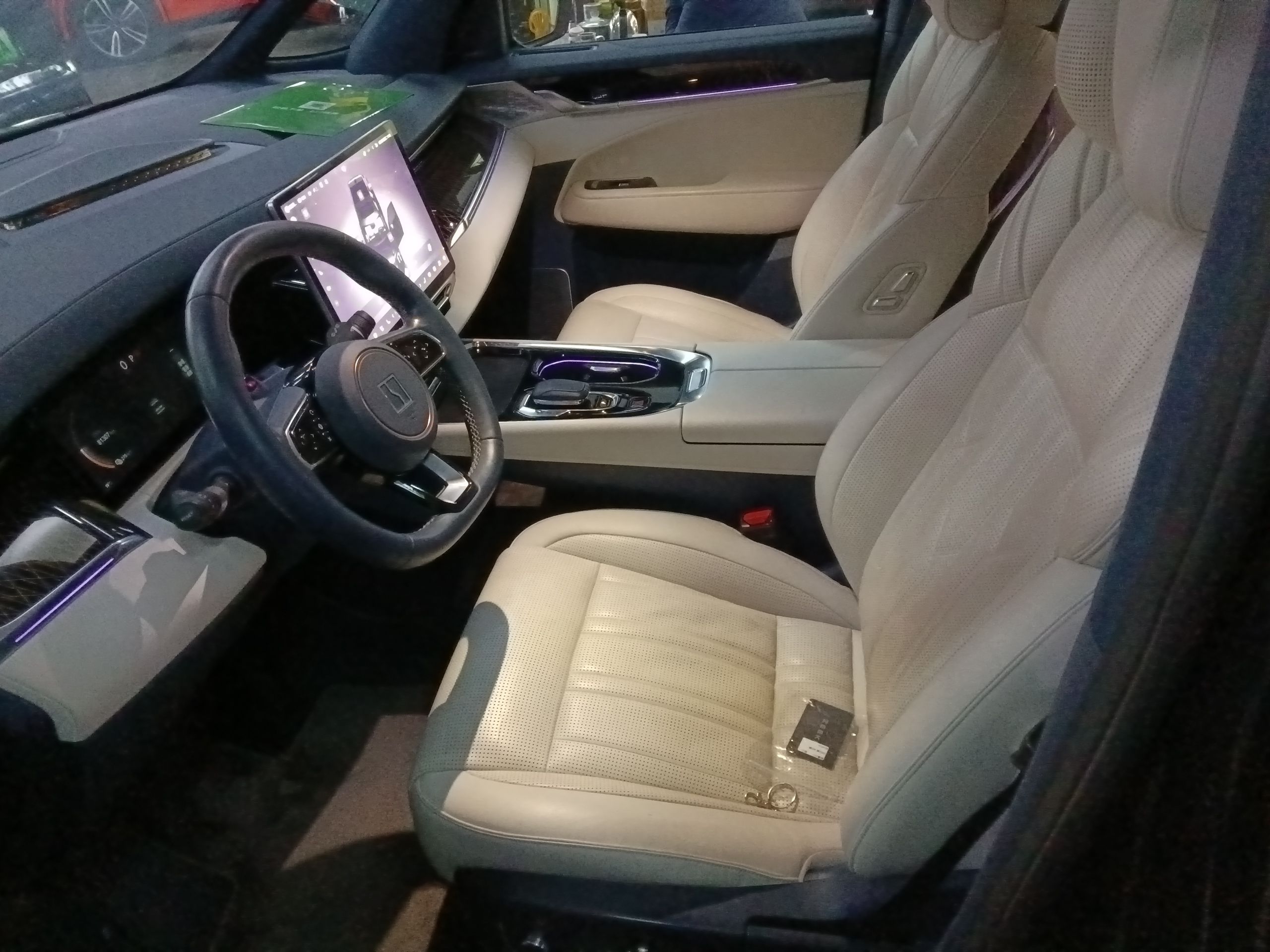 المقاعد الأمامية داخل السيارة