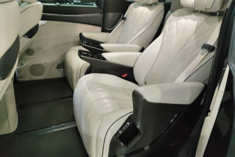 Used Denza D9 2024 DM-i 980 Four-Wheel Drive Prestige Model
