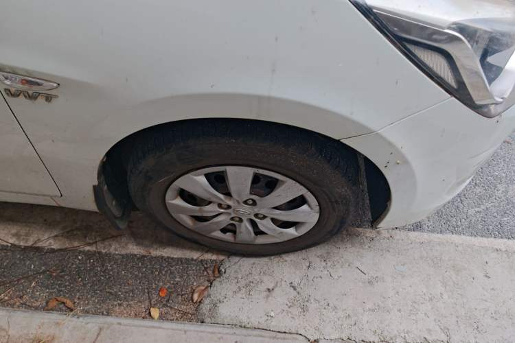 Used Hyundai Verna (older generation) 2014 1.4L Manual Smart GLS Trim Right Front Wheel Hub