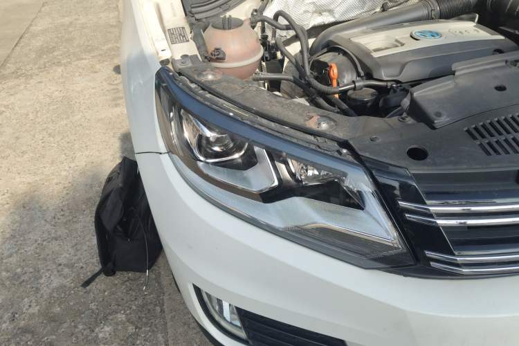 Used Volkswagen Tiguan 2015 1.8TSI Automatic All-Wheel-Drive Luxury Model Right Front Headlight