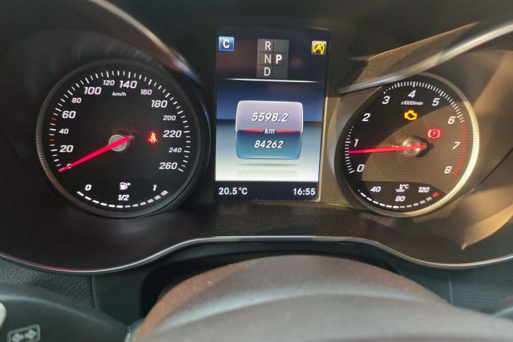 Used Mercedes-Benz GLC 2019 GLC 260 L 4MATIC Dynamic Model Odometer Close Up