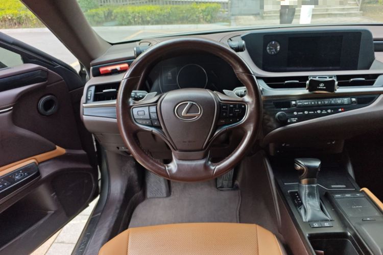 Used Lexus ES 2018 300h Premier Edition China VI Standard