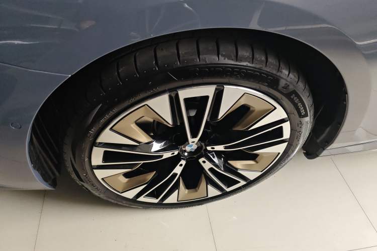 Used BMW 5 Series 2024 530Li Luxury Edition M Sport Package Left Front Wheel Hub