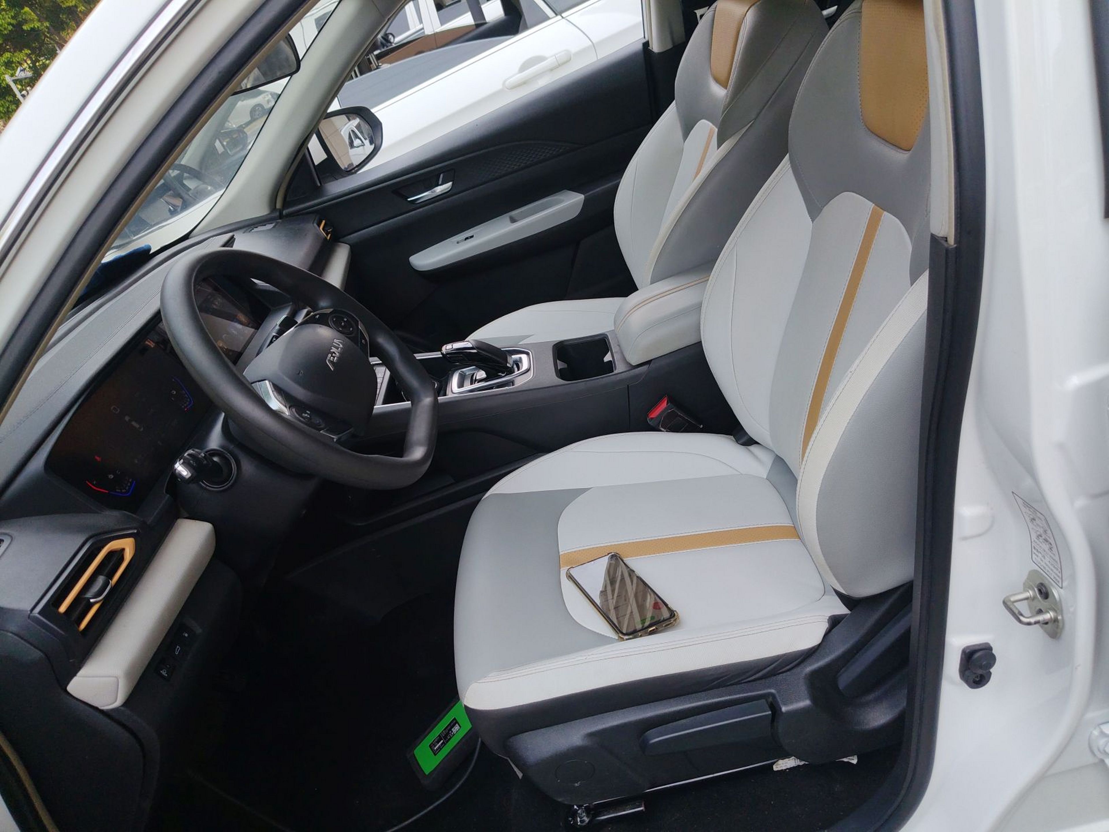 Переднее сиденье в автомобиле