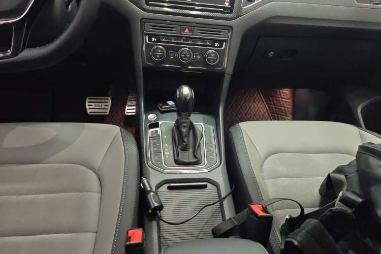 Used Volkswagen Golf Sportsvan 2019 280TSI Automatic Voyage Model China V Standard Gear Lever