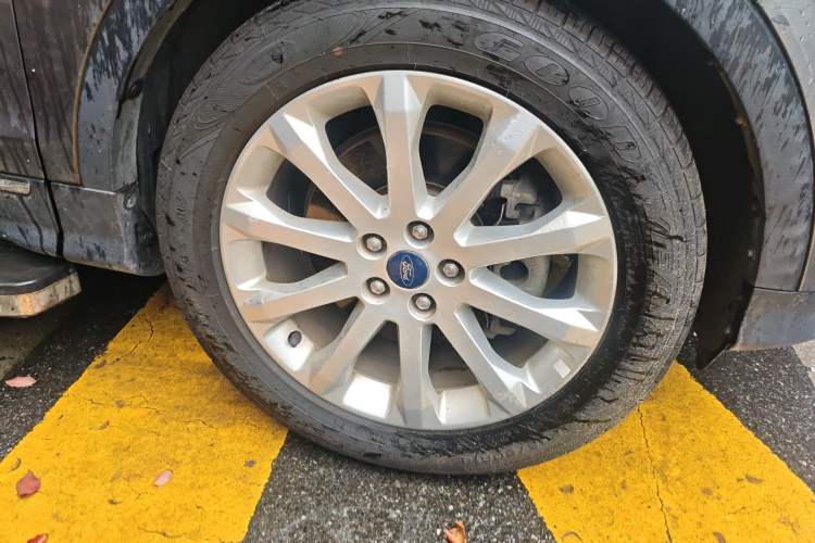 Used Ford Kuga 2013 2.0L GTDi Four-Wheel-Drive Elite Model Right Front Wheel Hub