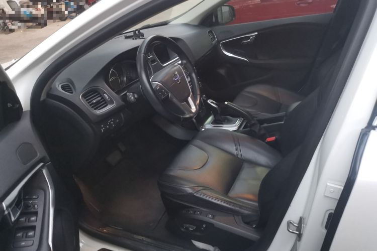 Used Volvo V40 2013 2.0T Zhiya Edition
