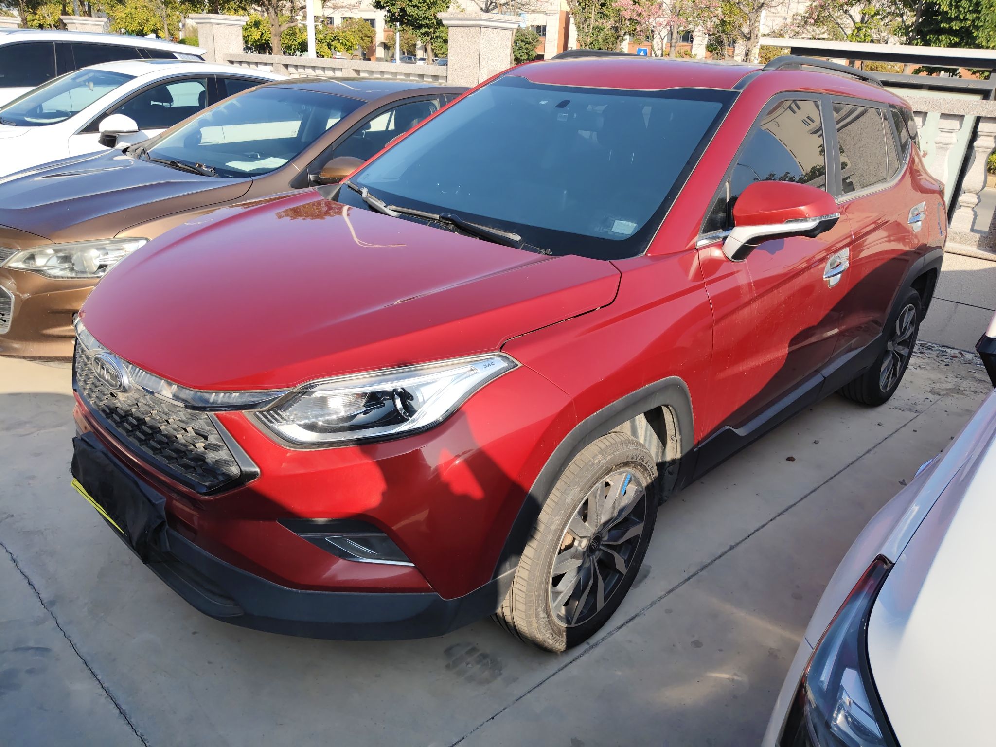 تحت مقدمة السيارة