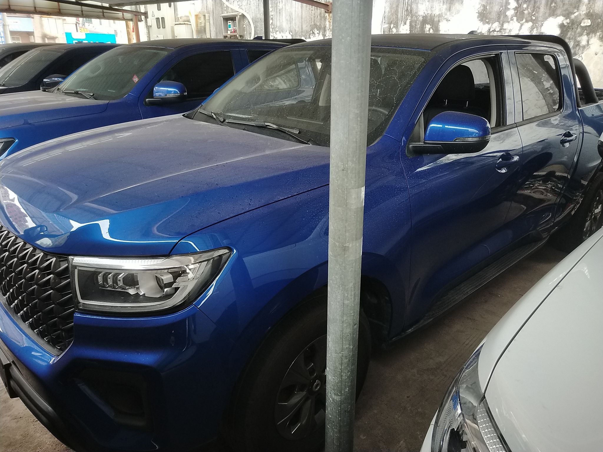 Под передней частью автомобиля