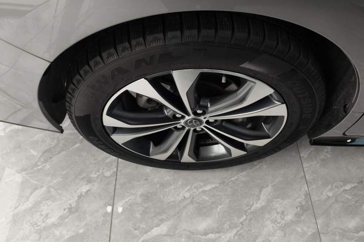 Used Toyota Granvia 2022 2.5L Hybrid Prestige Edition Right Rear Wheel Hub