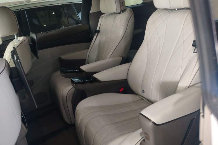 Used Denza D9 2022 DM-i 970 Four-Wheel Drive Prestige Model
