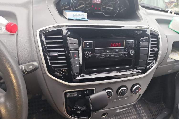 Used SAIC MAXUS Xintu V80 2023 2.0T AMT Classic Aoyuntong Short Wheelbase Mid-Roof 5/6-Seater Audio And AC Panel