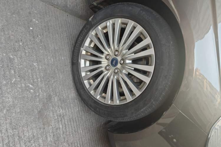 Used Ford Taurus 2017 EcoBoost 245 Luxury Model Right Front Wheel Hub