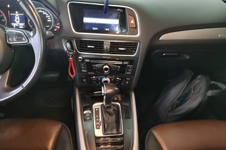 Used Audi Q5 2017 40 TFSI Ambition Edition Audio And AC Panel