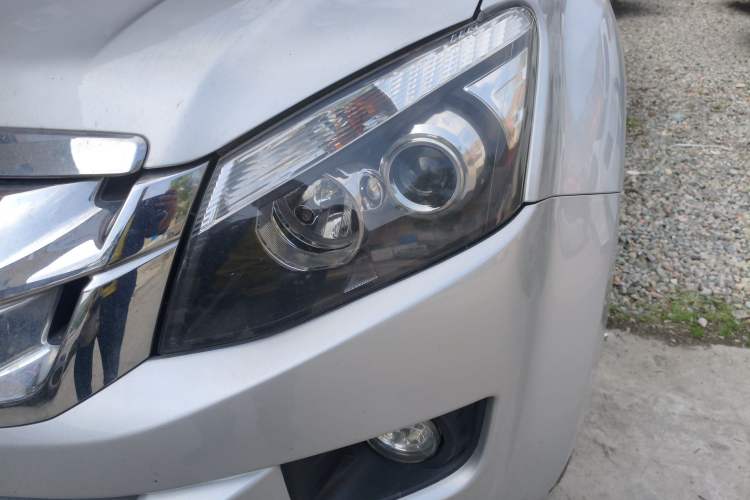 Used Isuzu D-MAX 2015 2.5T Two-Wheel Drive Automatic High-Performance Elite Version 4JK1 Left Front Headlight