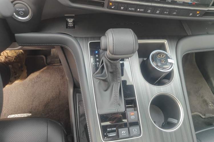 Used Toyota SIENNA 2024 2.5L Hybrid Luxury Edition