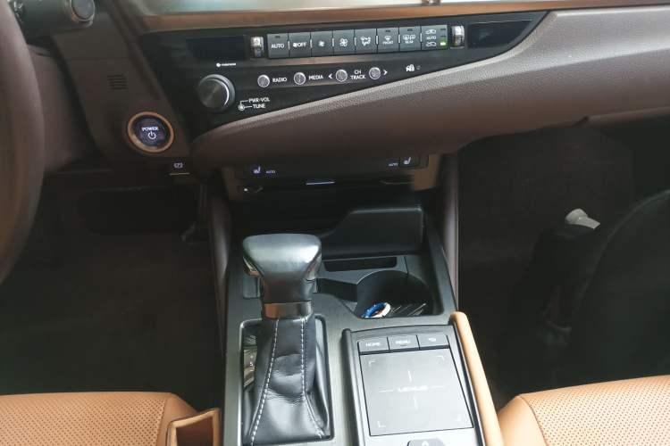 Used Lexus ES 2018 300h Premier Edition China V Standard Gear Lever