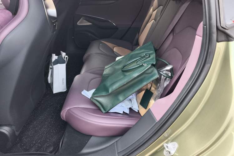 Used Xiaomi Auto SU7 2024 Four-Wheel Drive Ultra-Long Range Advanced Intelligent Driving Max Edition
